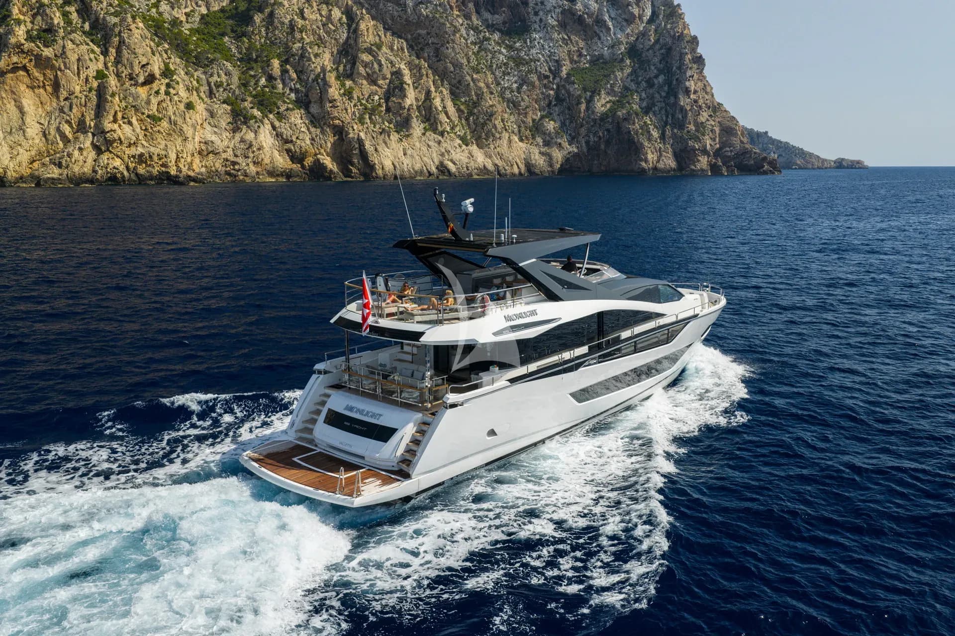 MOONLIGHT – Exterior