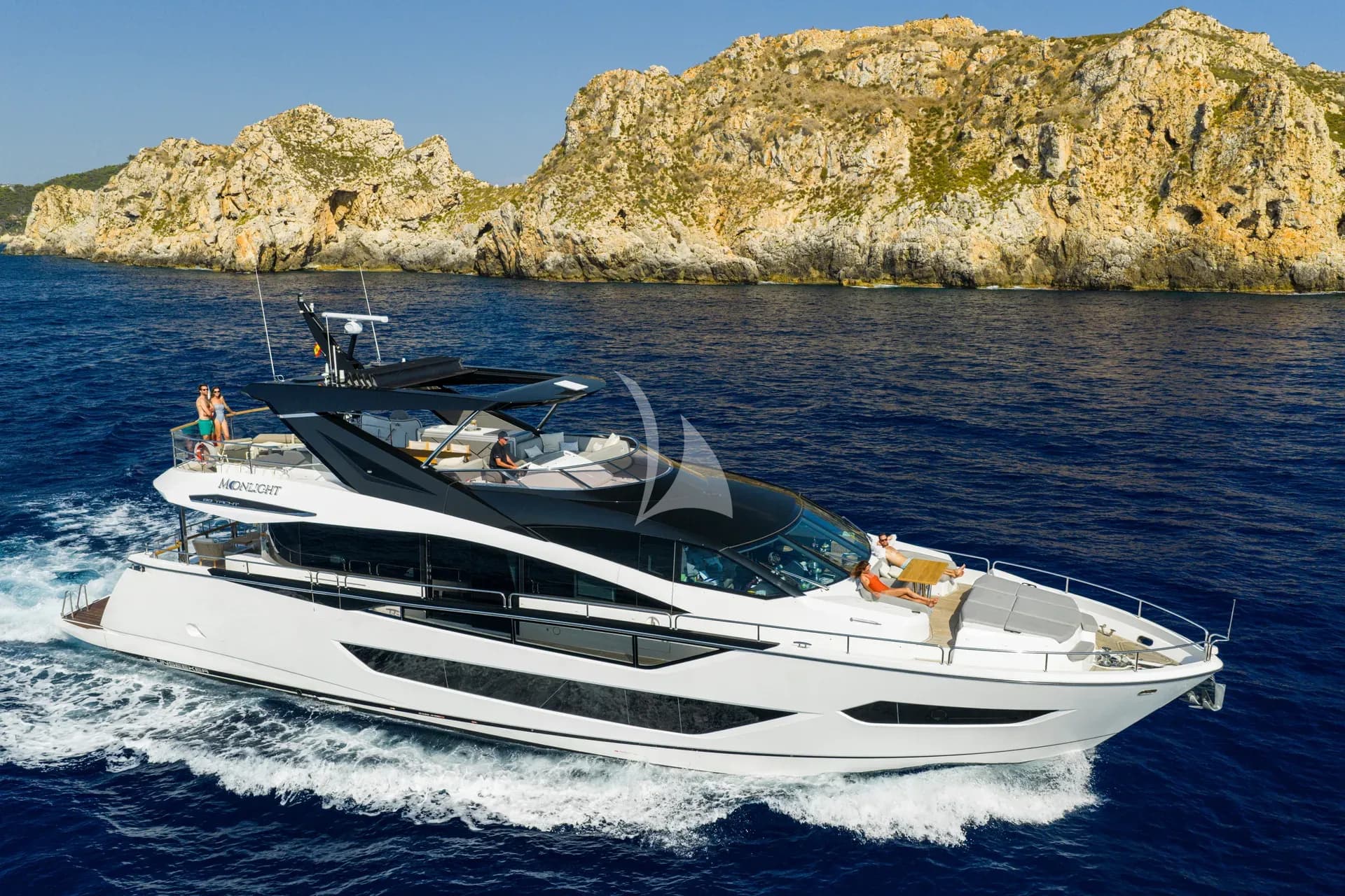 MOONLIGHT – Exterior