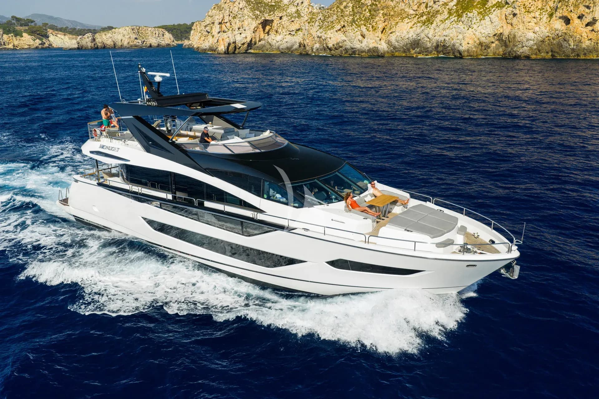 MOONLIGHT – Exterior