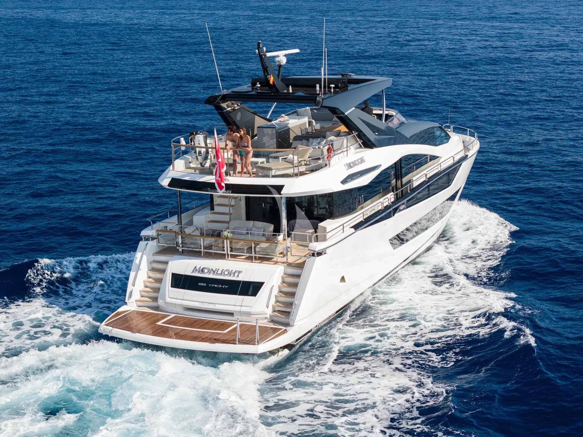 MOONLIGHT – Exterior