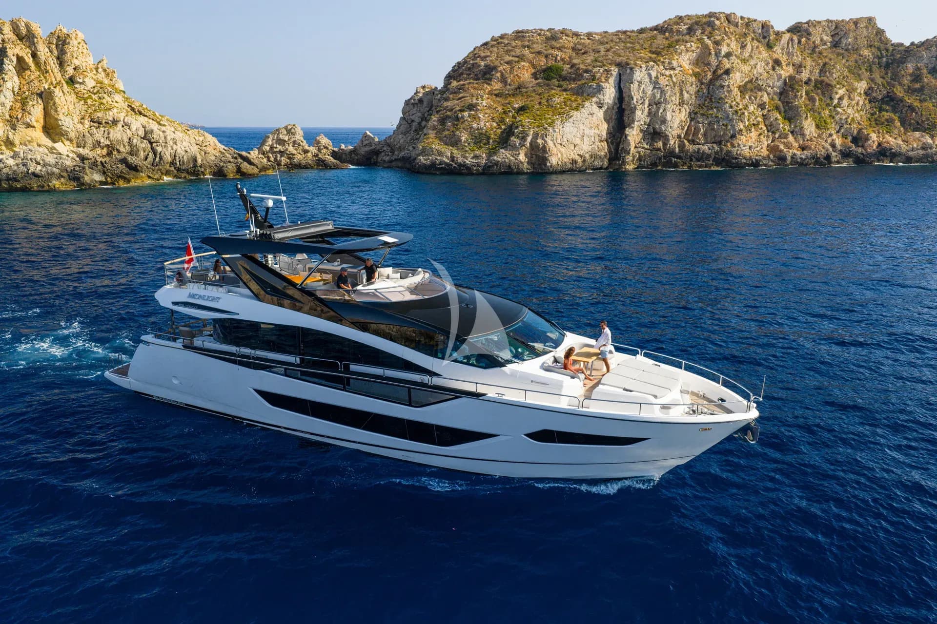 MOONLIGHT – Exterior