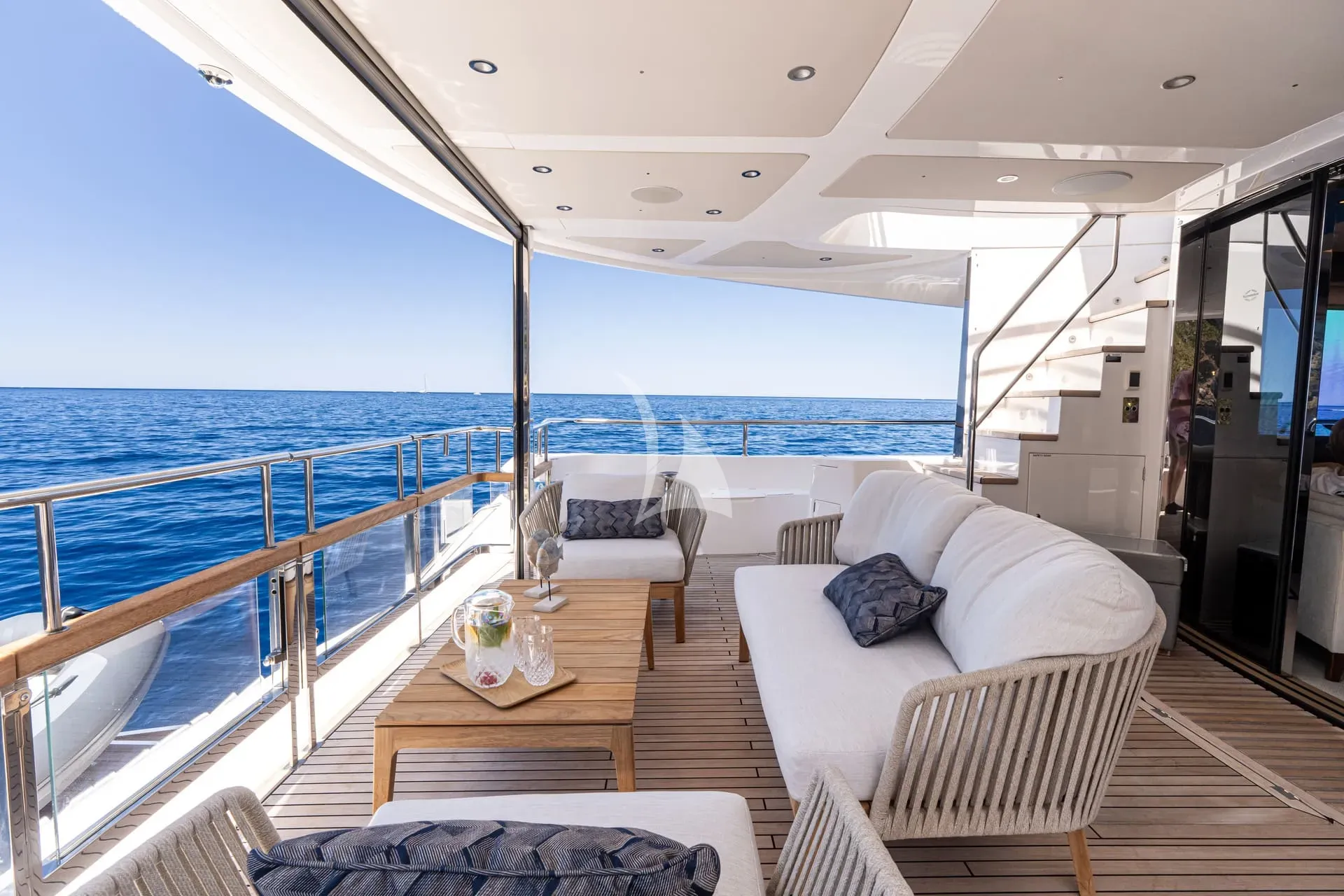 MOONLIGHT – Exterior
