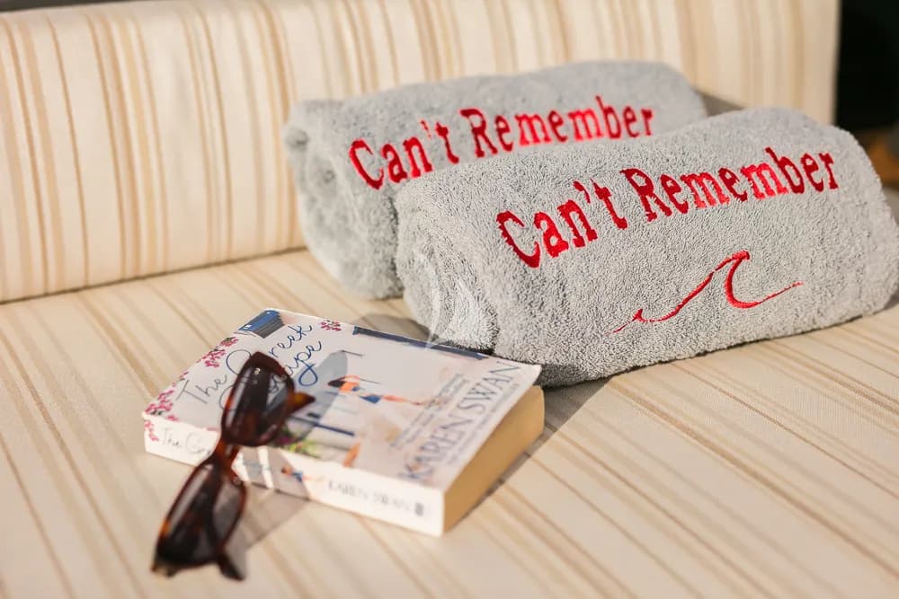 CAN'T REMEMBER – Exterior
