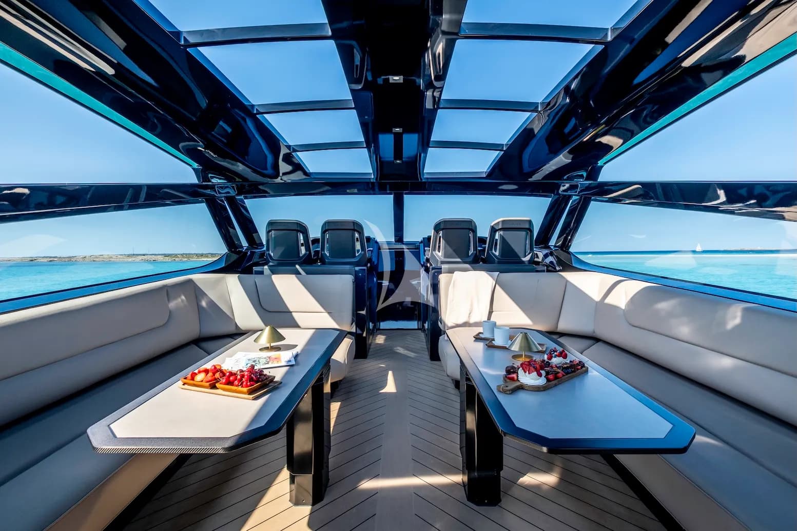DOUBLE U – Exterior