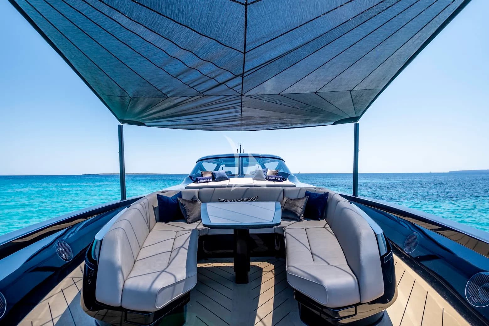 DOUBLE U – Exterior
