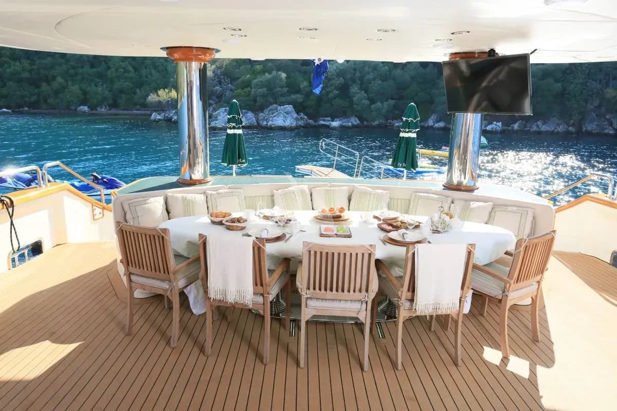 Forty Love – Exterior