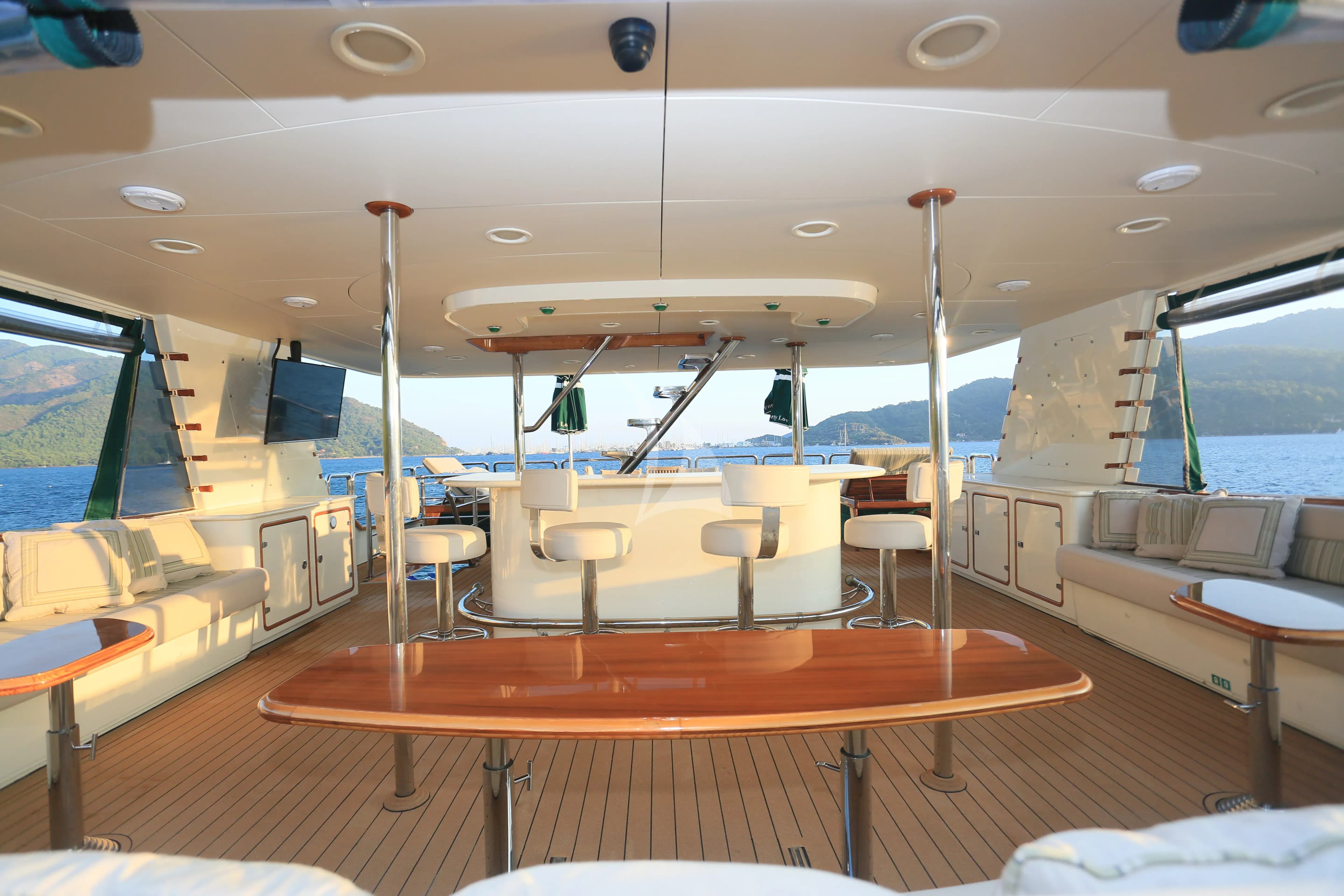 Forty Love – Exterior