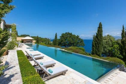 hummingbird-villa-outdoor-pool-sunbeds