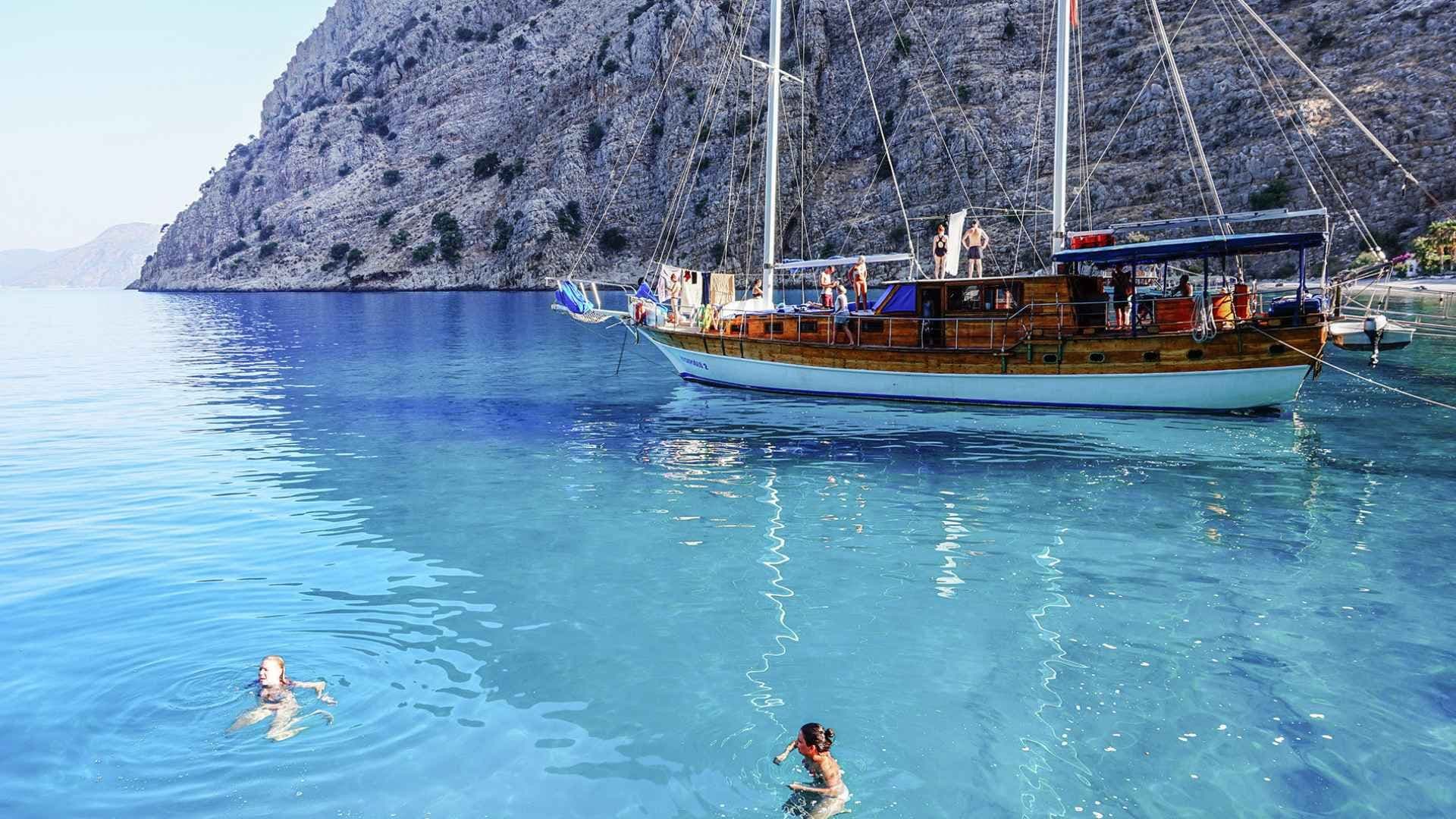 gulet-in-blue-water
