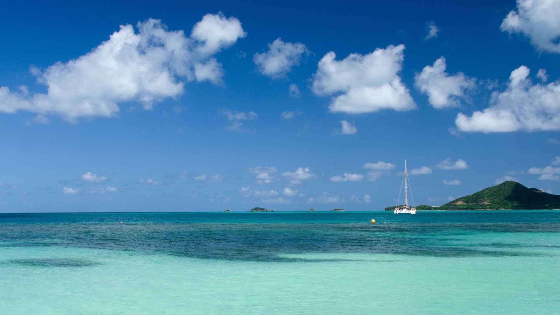 catamaran-boat-in-jolly-harbour