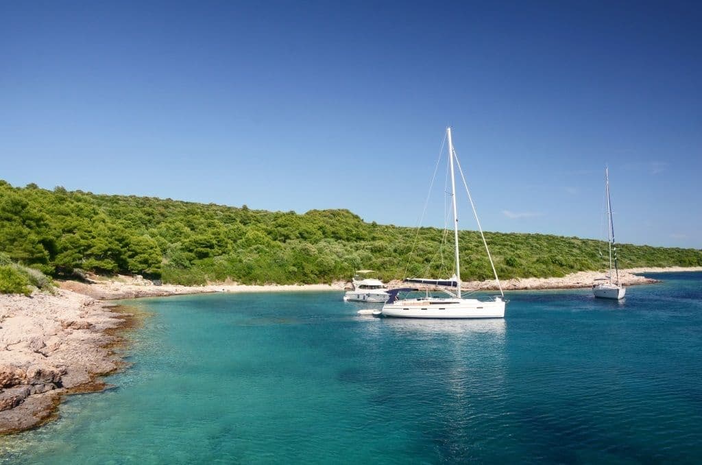 pakleni-islands-croatia-yachts-anchored
