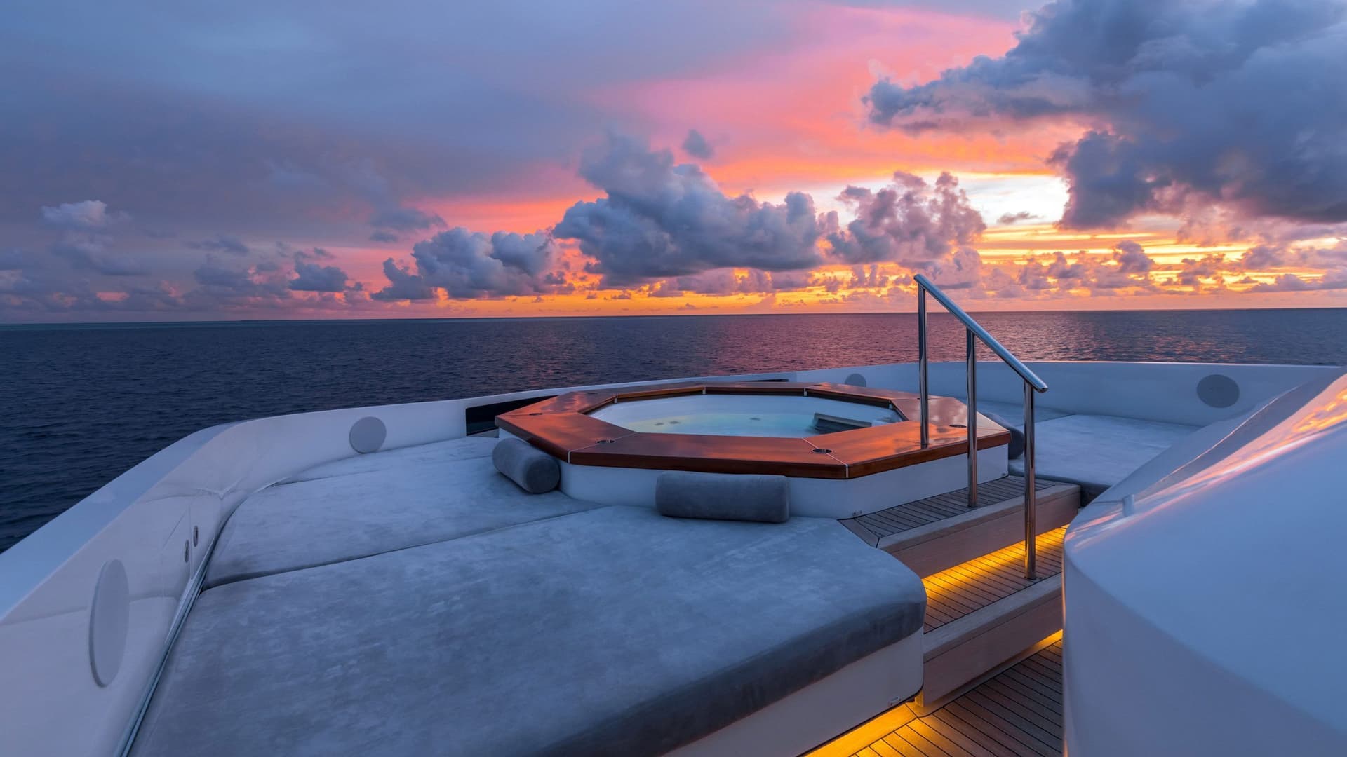 jacuzzi on bow