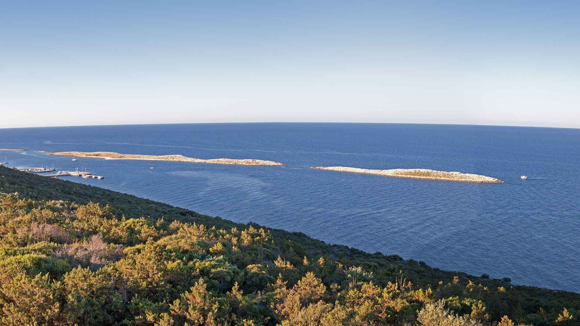 permuda-small-island-with-marina-croatia