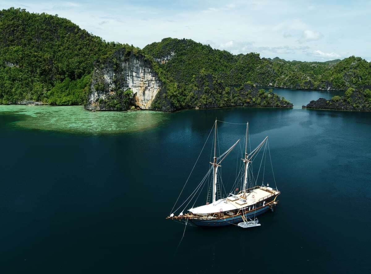 raja-ampat-dewata-sailing