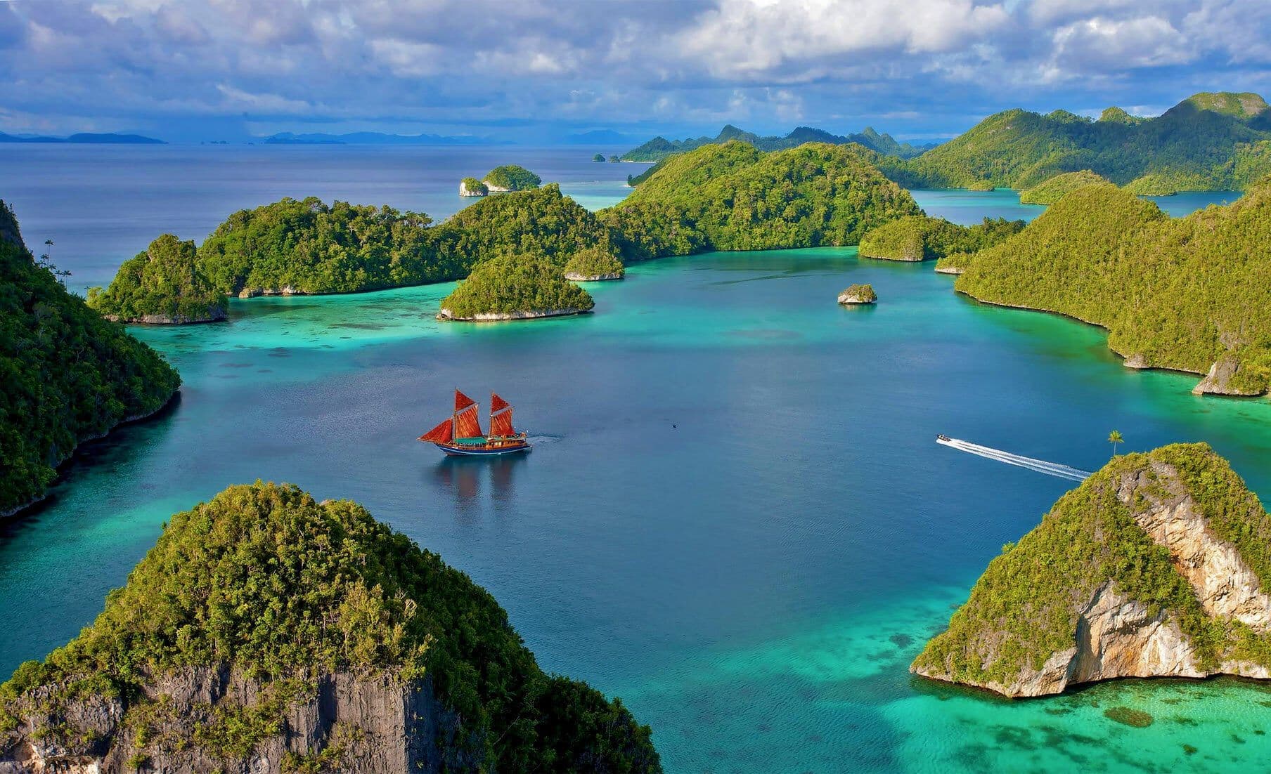 sailing-raja-ampat-islands