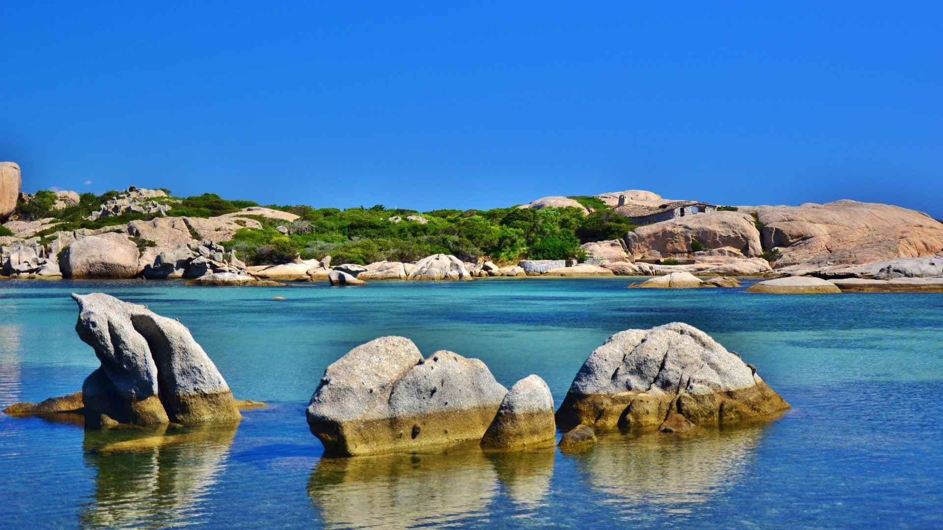cavallo-water-rocks