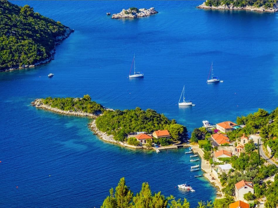 dubrovnik-boats-moored-near-bay