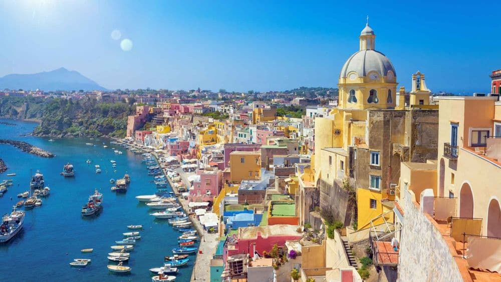 amalfi-coast-procida-town-colourful-buildings