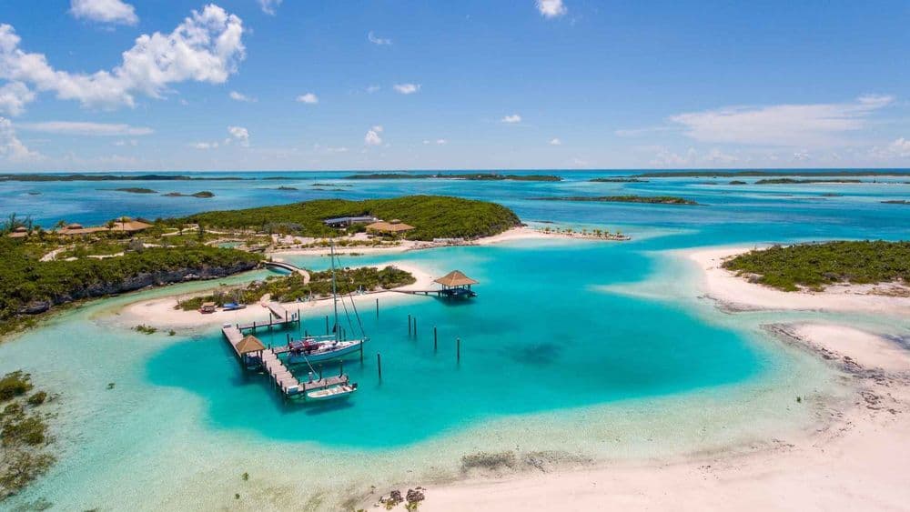 private-yacht-mooring-in-bahamas
