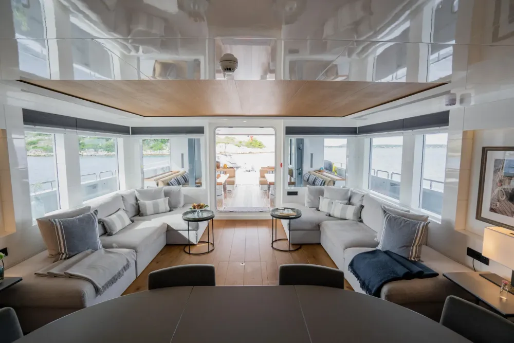 preference-19-interior-saloon