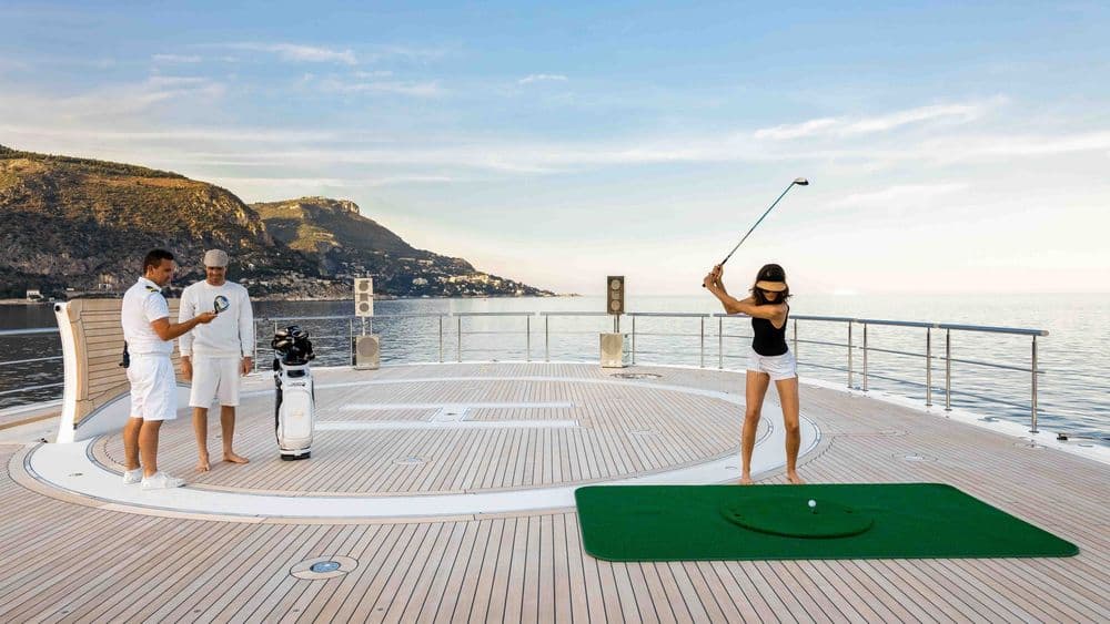 playing-golf-off-bow-superyacht