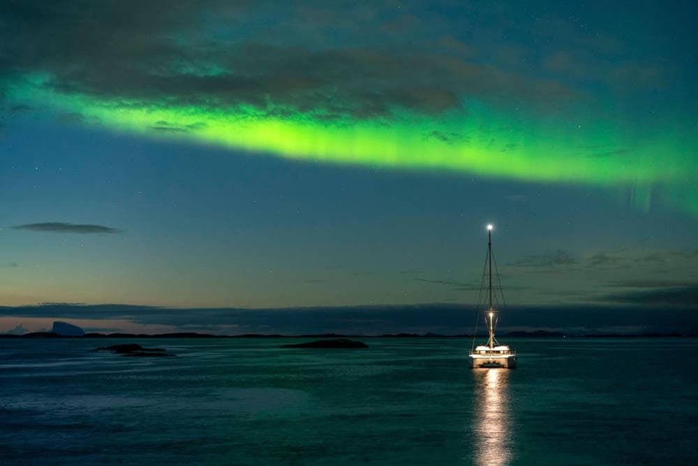 nordvær norway northern lights over the sea