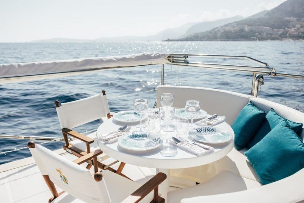manana-exterior-dining-area