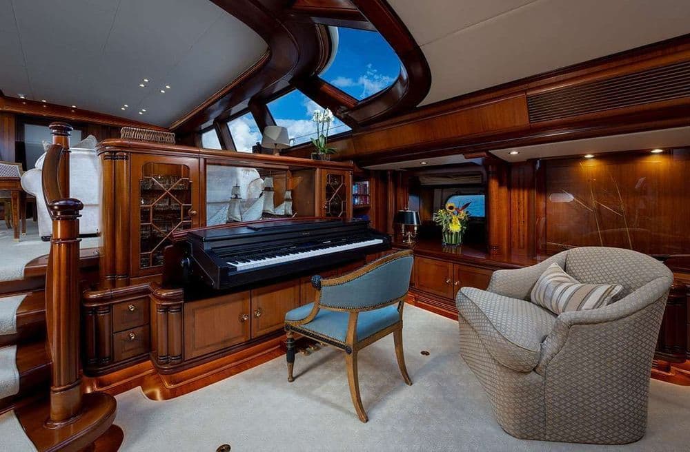 hyperion-interior-piano-area
