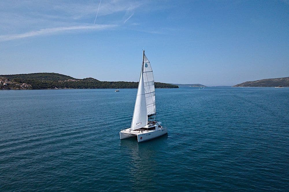 lagoon-450-f-bright-moon-exterior-sailing