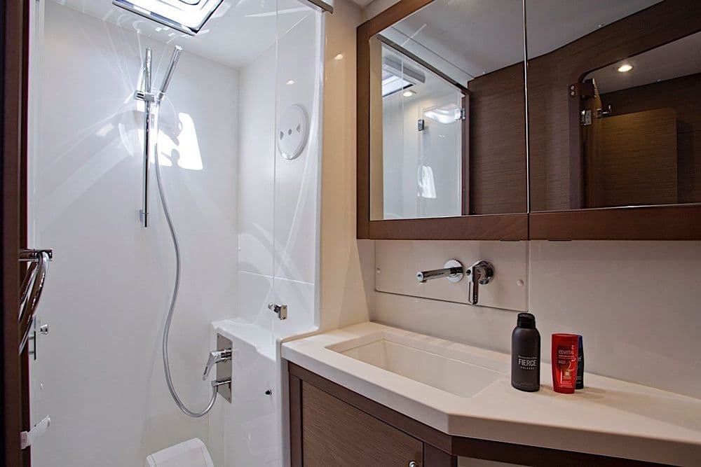 lagoon-450-f-bright-moon-interior-bathroom