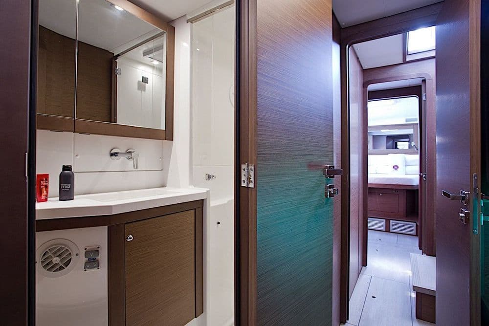 lagoon-450-f-bright-moon-interior-bathroom