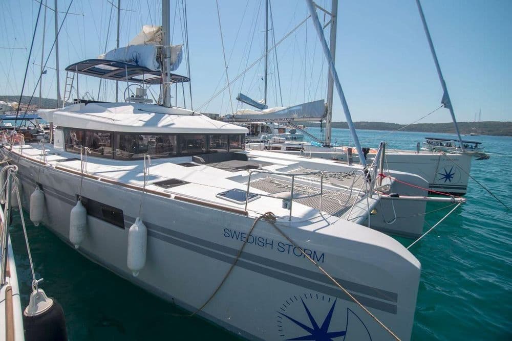 lagoon-52-saga-exterior-bow