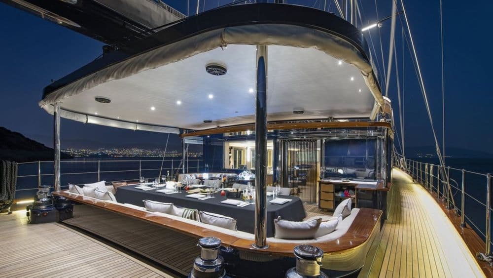 miti-one-gulet-exterior-dining-area