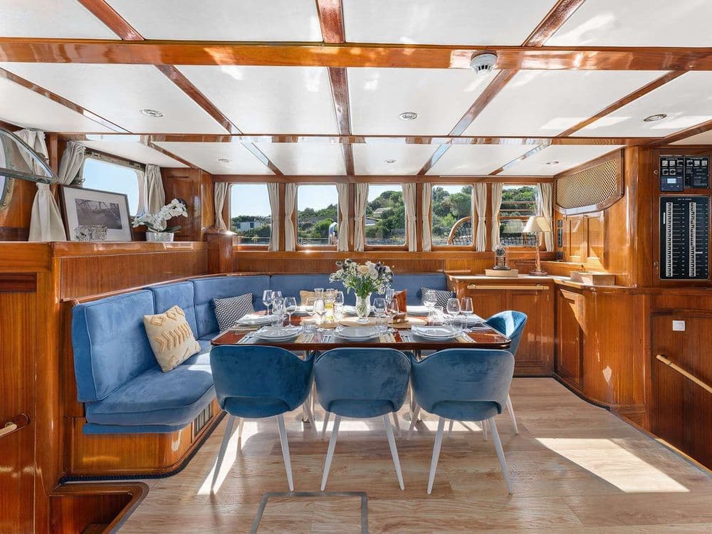 smart-spirit-gulet-interior-dining-area