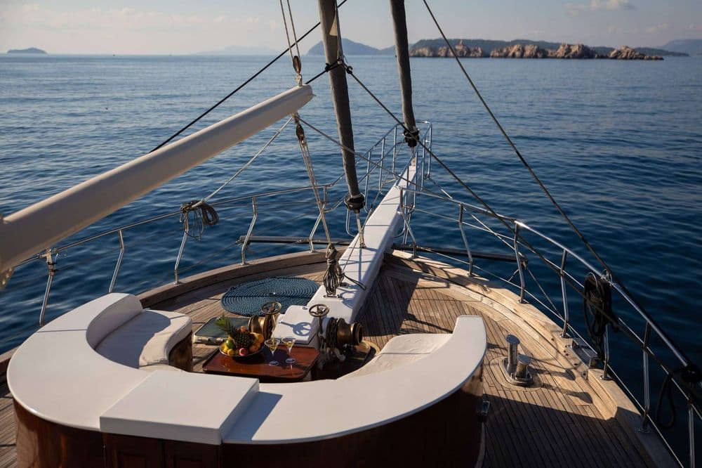 vivere-gulet-exterior-bow