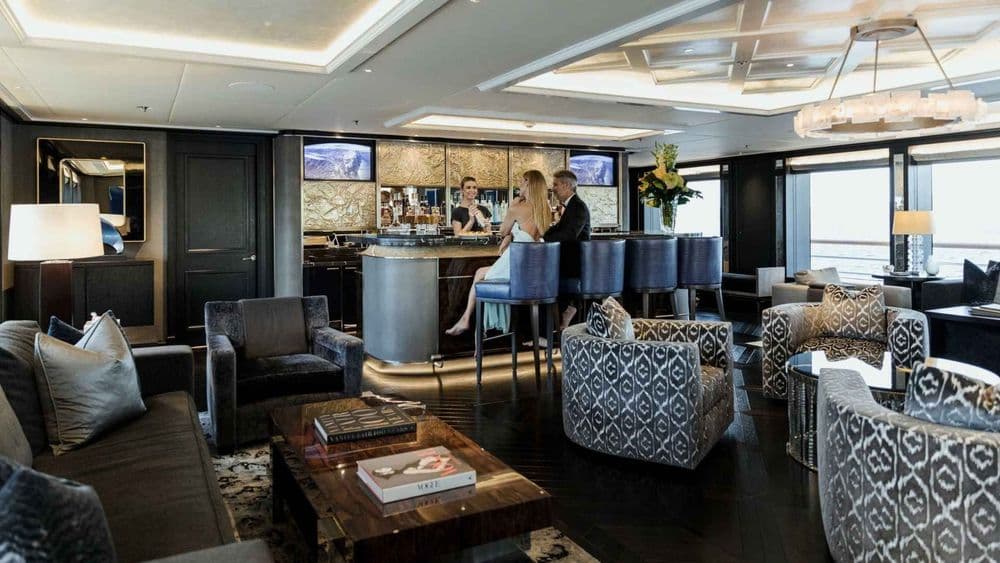 superyacht-charter-guests-cocktail