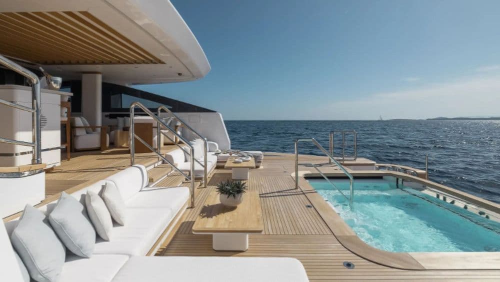 asani-exterior-jacuzzi