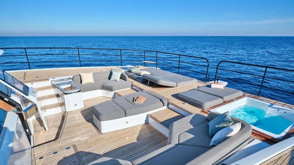 christal-mio-80-foredeck