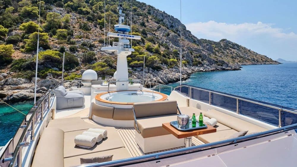daloli-exterior-sun-deck-jacuzzi