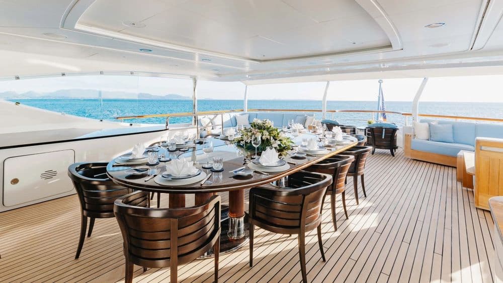lady-b-exterior-dining