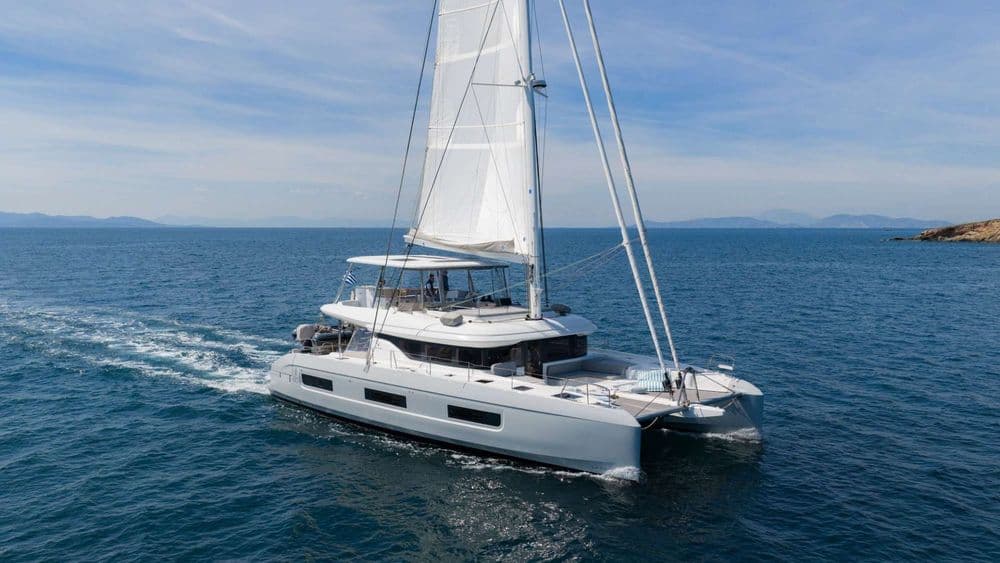 lady-m-exterior-sailing