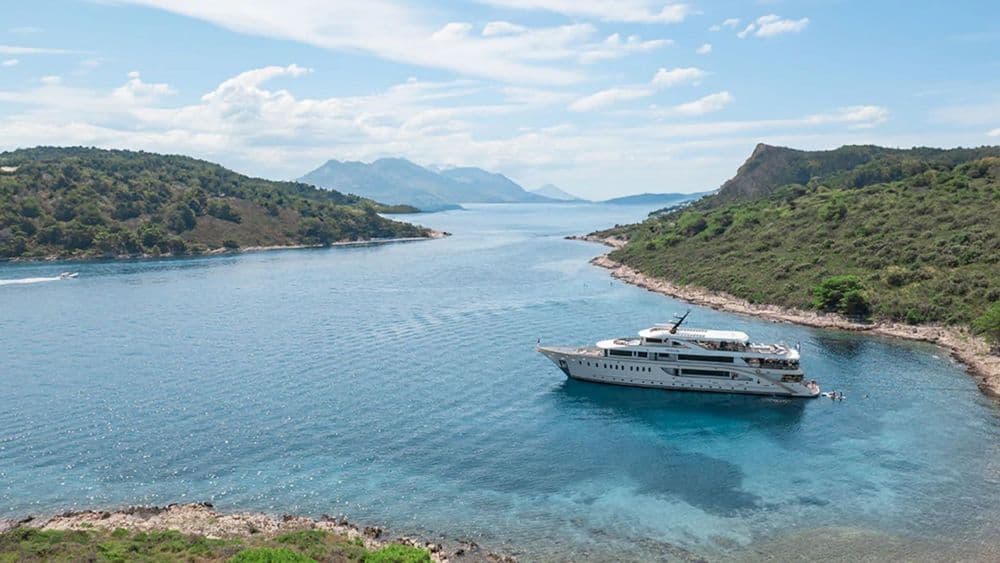 riva-exterior-anchored