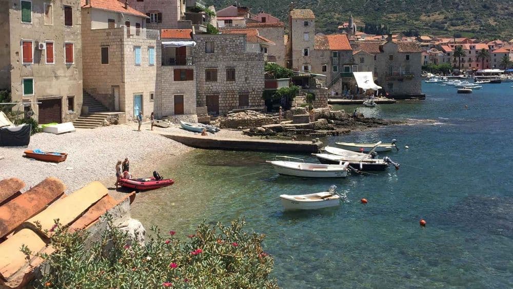 vis-bay-with-small-tenders