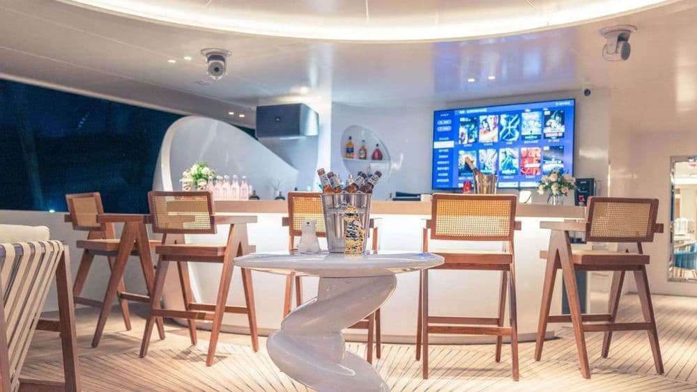 white-pearl-bar-main-deck