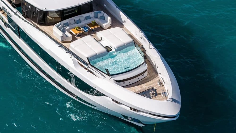 white-star-front-deck-jacuzzi