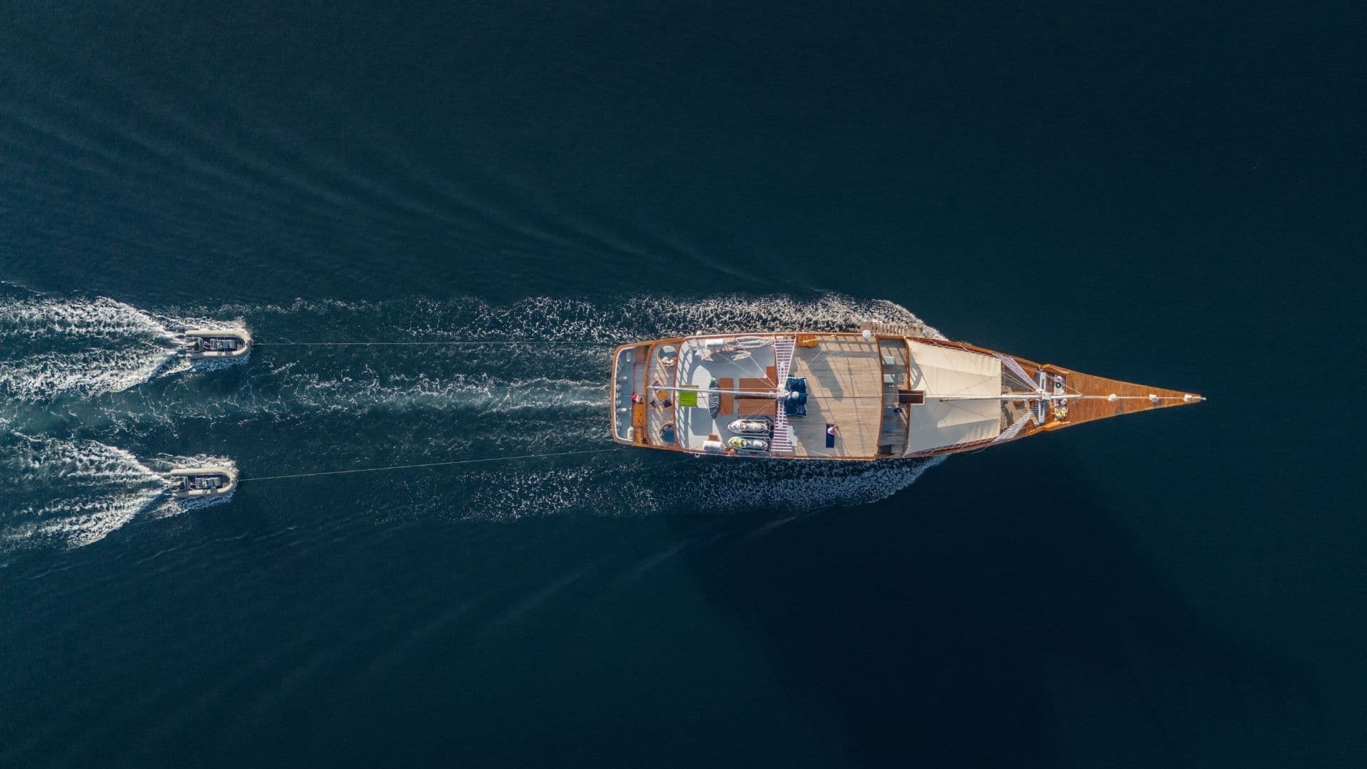 maj-oceanic-cruising-aerial-indonesia-phinisi