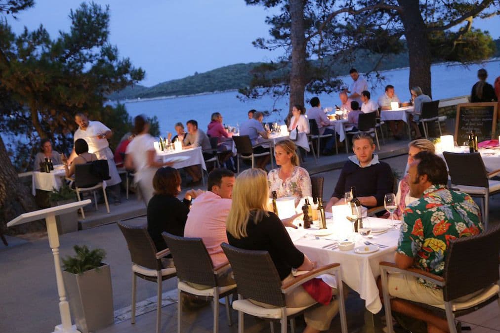 restaurant-at-night