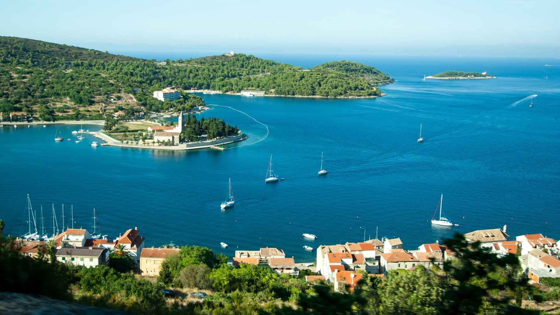 vis-harbour-boats-anchored