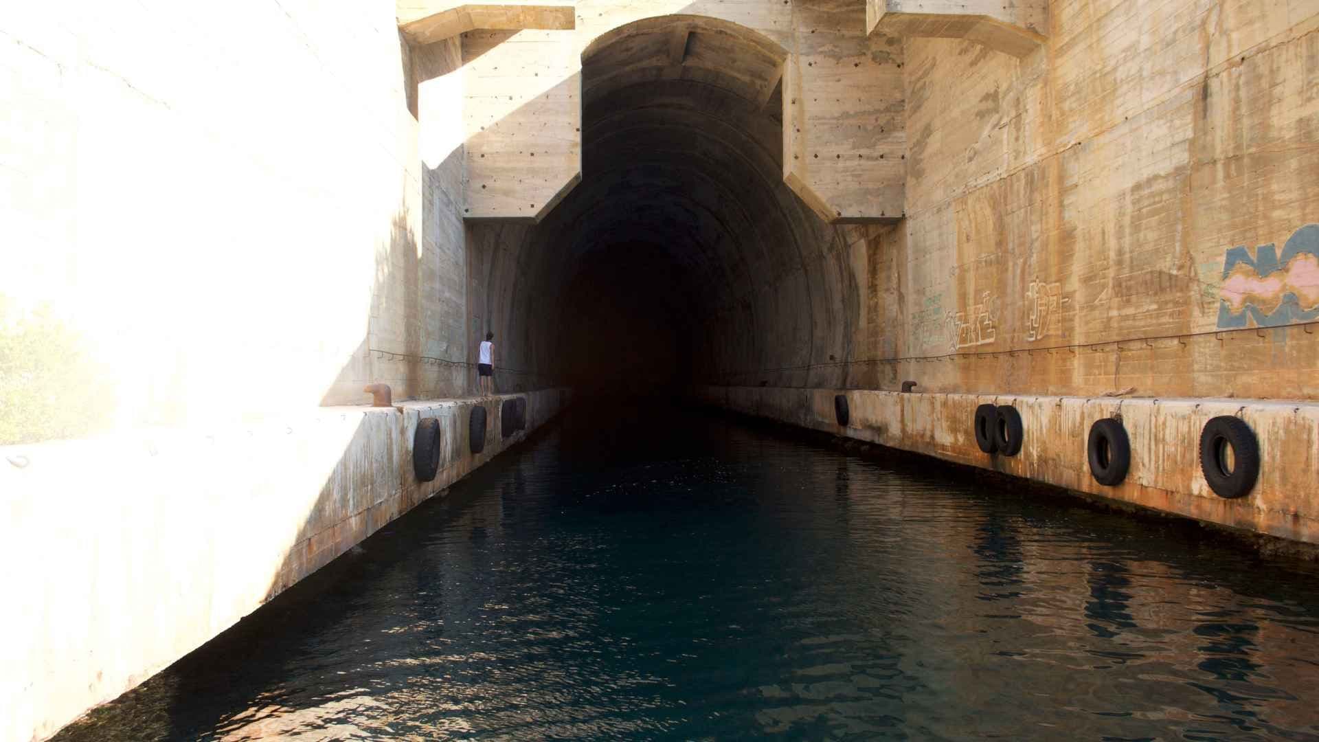 vis-submarine-cave