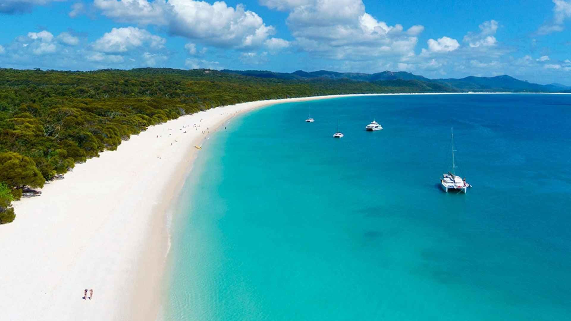 whitehaven beach boats moored